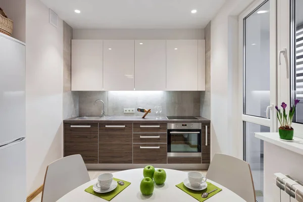 A modern, skandináv stílusú apartman konyha lakberendezés — Stock Fotó
