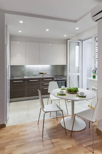 Кухонный интерьер в современной квартире в скандинавском стиле — стоковое фото