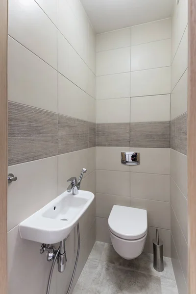 Современный интерьер туалета — стоковое фото