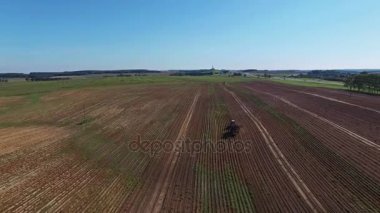4 k. anteni. Modern patates-kazıcı römork ve traktör ile patates hasat. 