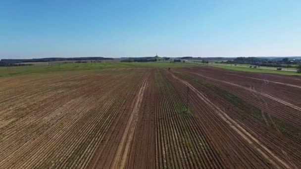 4 k. anténu. Sklizeň brambor s moderní Vyorávače brambor přívěsu, traktoru a truck. — Stock video