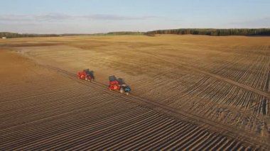 4 k. uçuş yukarıdaki taze ekili alanları Tarım makineleri, Bahar havadan görünümü ile gün batımında
