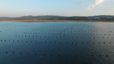 4 k. uçuş batımında yüzen deniz ile Balık tutma yer üzerinde. Havadan panoramik görünümü. Secovlje Soline, Slovenya