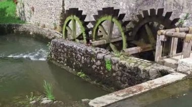 Eski su değirmeni hala çalışıyor. Eski değirmen ahşap tekerlekleri döner. Mağara Postojna, Slovenya, Europe