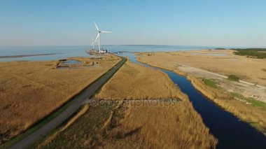 Rüzgar türbinleri, mavi nehir, alanları ve yol denize yakın dönüm ile 4 k. havadan görünümü