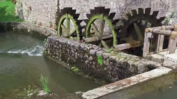 Eski su değirmeni hala çalışıyor. Eski değirmen ahşap tekerlekleri döner. Mağara Postojna, Slovenya, Europe — Stok video