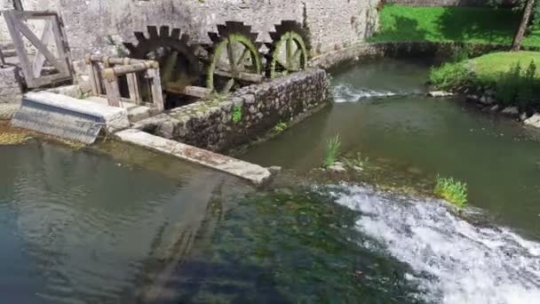 4 k. gammal vattenkvarn fortfarande fungerar. Trä hjul av gamla kvarnen roterande. Postojnagrottan, Slovenien, Europa — Stockvideo