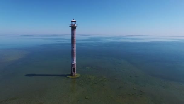 4K. Voo sobre farol velho em pé no mar, vista aérea. Estónia, ilha de Saaremaa - Kiipsaare tuletorn — Vídeo de Stock