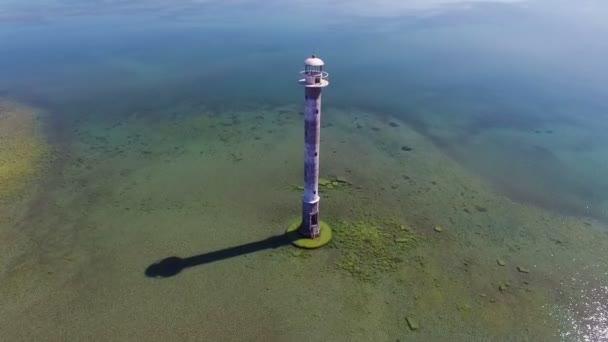 4 k. vlucht over de oude vuurtoren staande in de zee, luchtfoto. Estland, Saaremaa island — Stockvideo
