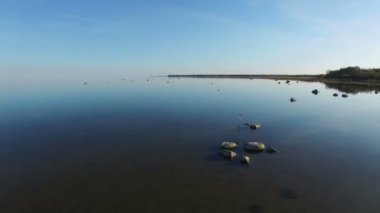 Kuşlar taş su, hava görünümünü yukarıda gün batımında denize ile büyülü uçuş