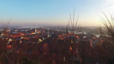 4 k. panoramik manzara kalenin eski şehre Ptuj Slovenya üzerinden. Günbatımı Zamanı