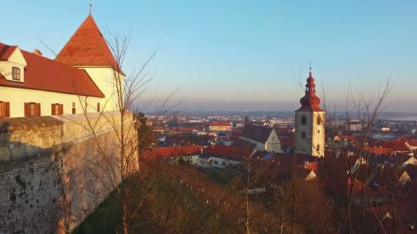 4 k. panoramiczny widok z zamku na starym mieście Ptuj w Słowenii. Zachód słońca — Wideo stockowe