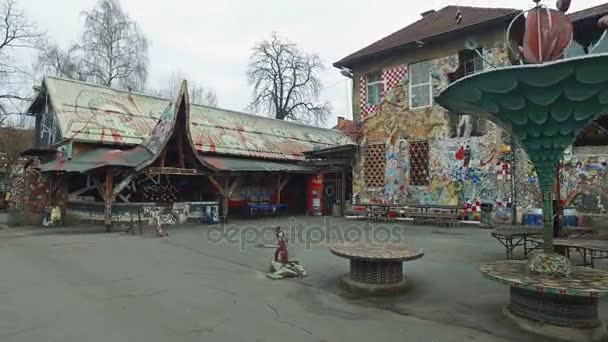 December 15, 2016-4k. Metelkova autonoma kulturella centrum i Ljubljana, Slovenien. Resa med cykel. Panoramautsikt över motion Visa av väggmålningar, skulpturer och installationer — Stockvideo