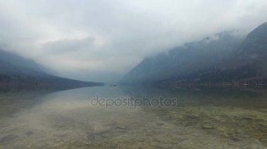 4 k. Amazing Bohinj Gölü sisli hava, taşlar ve kuş, panoramik. Julian Alps, Triglav Ulusal Parkı, Slovenya, Avrupa. Kış saati
