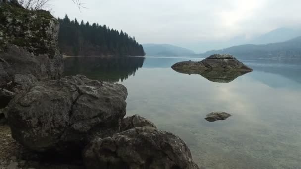 4 k. Amazing Bohinj Lake view genom träd grenar. Juliska alperna, nationalparken Triglav, Slovenien, Europa. Vintertid — Stockvideo