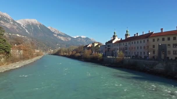 4K. Increíble Innsbruck en Austria, vista panorámica de la ciudad con el río Inn y los Alpes. Tiempo de invierno — Vídeos de Stock