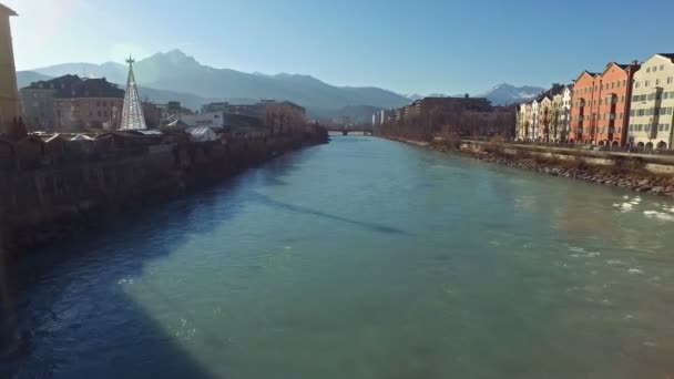 4K. Increíble Innsbruck en Austria, vista panorámica de la ciudad con el río Inn y los Alpes. Tiempo de invierno — Vídeos de Stock