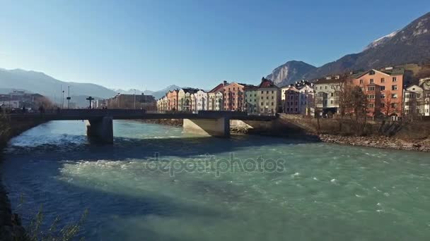 4K. Increíble Innsbruck en Austria, vista panorámica de la ciudad con río Inn, puente y Alpes. Tiempo de invierno — Vídeos de Stock