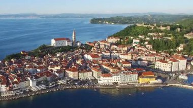 Eski şehir Piran Slovenya, hava panoramik eski evleri, St. George's Parish Kilisesi, Tartini Meydanı, kale ve deniz üzerinde uçuş