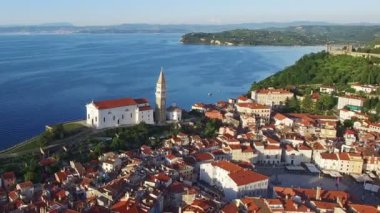 Eski şehir Piran Slovenya, hava panoramik eski evleri, St. George's Parish Kilisesi, Tartini Meydanı, kale ve deniz üzerinde uçuş