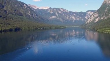 Uçuş şaşırtıcı Bohinj Gölü sabah yukarıda. Kürek eğitim insanlar. Mavi derin su ve Julian Alps dağlar. Triglav Ulusal Parkı, Slovenya, Europe