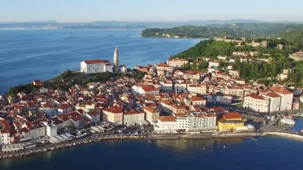 Vlucht over oude stad Piran in Slovenië, panoramische luchtfoto met oude huizen, St. George's Parish-Kerk, plein Tartinjev trg, Fort en de zee — Stockvideo