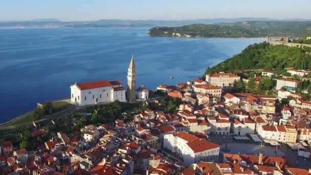 Eski şehir Piran Slovenya, hava panoramik eski evleri, St. George's Parish Kilisesi, Tartini Meydanı, kale ve deniz üzerinde uçuş — Stok video