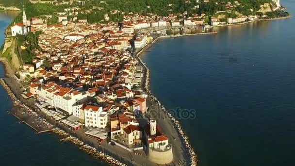 Let staré město Piran, letecký panoramatický pohled se starými domy, střechy, farní kostel St. George, pevnost a moře. Slovinsko — Stock video