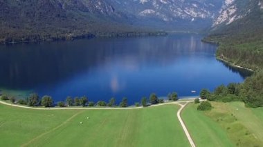 Yüksek uçuş ve kalkış şaşırtıcı Bohinj Gölü sabah yukarıda. Mavi derin su ve Julian Alps dağlar. Triglav Ulusal Parkı, Slovenya, Europe.