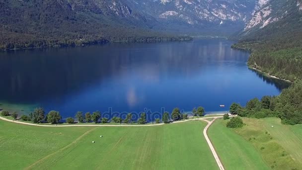 Hög flygningen och start ovan fantastiska Bohinjsjön på morgonen. Blå djupt vatten och Juliska alperna berg. Nationalparken Triglav, Slovenien, Europa. — Stockvideo