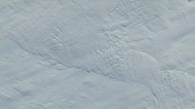 4 k. uçuş ve kalkış rotasyon ile kış, hava üstten görünüm alanlarında kar yukarıda. Beyaz kar doku.