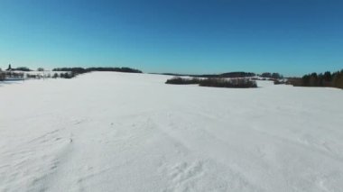4 k. uçuş ve kalkış kar kış, hava panoramik görünüm alanlarında yukarıda. Kış arazi Kuzey.