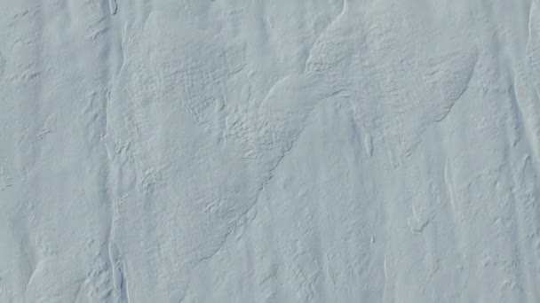 4 k. vlucht en opstijgen boven sneeuw velden in winter, luchtfoto bovenaanzicht. Witte sneeuw textuur. — Stockvideo