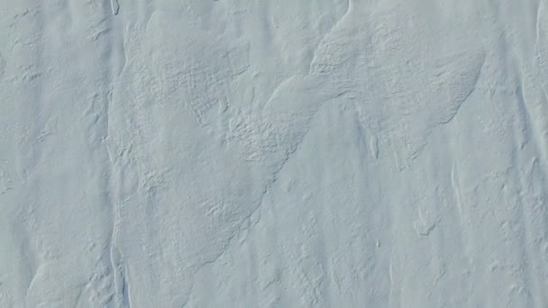 4 k. flygning och start ovan snön fälten i vinter, antenn ovanifrån. Vit snö textur. — Stockvideo