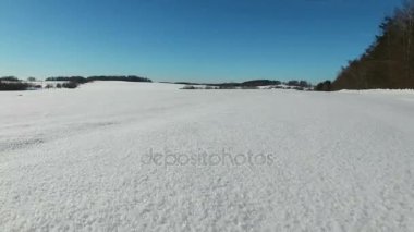 4 k. düşük uçuş ve kalkış kar kış, hava panoramik görünüm alanlarında yukarıda. Kış arazi Kuzey.
