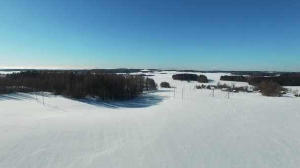 4K. Vuelo sobre campos de nieve en invierno, vista panorámica aérea. Tierra de invierno en el norte . — Vídeos de Stock