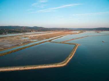 Soline Slovenya ekstraksiyon deniz tuzu, hava panoramik fotoğraf günbatımı, yerde. Secovljske Soline.