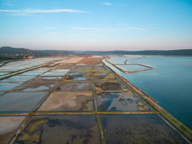 Soline Slovenya ekstraksiyon deniz tuzu, havadan fotoğraf günbatımı, yerde. Secovljske Soline.