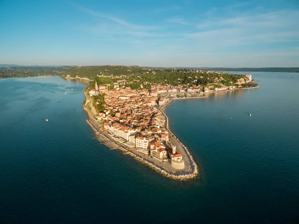 Stare miasto Piran Słowenia, ptaka. Zdjęcie lotnicze. — Zdjęcie stockowe