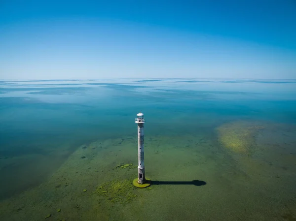 Stara latarnia morska stojący na morzu, widok z lotu ptaka. Estonii Saaremaa. Kiipsaare tuletorn. — Zdjęcie stockowe