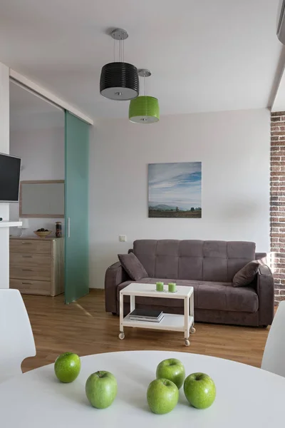 Interior de apartamento moderno en estilo escandinavo con manzanas verdes . — Foto de Stock