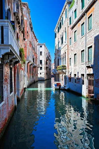 Vue du canal de venise coloré avec des maisons debout dans l'eau — Photo