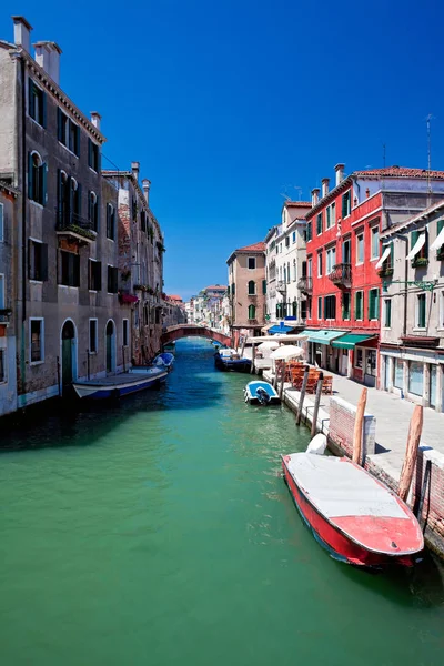 Blick auf schönen farbigen venezianischen Kanal Stockbild