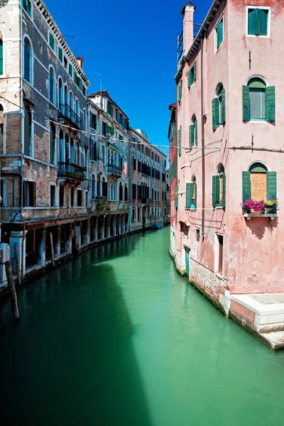 Vista del hermoso canal de Venecia con casas de pie en el agua — Foto de Stock