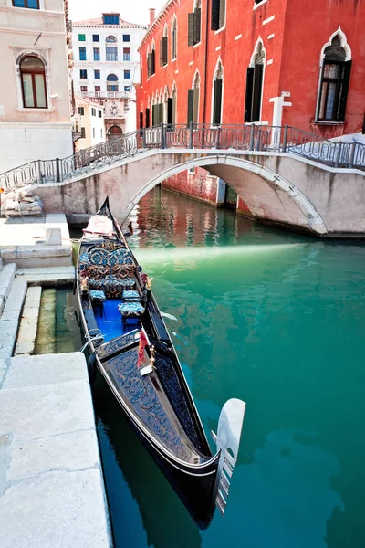 Gondel auf venezianischem Kanal mit Brücke und im Wasser stehenden Häusern — Stockfoto