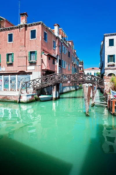 Canal de Veneza colorido com ponte e casas em pé na água, I — Fotografia de Stock