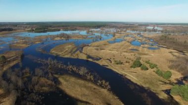 4 k. uçuş Bahar, hava panoramik görünümü'nde sular altında mavi nehir üzerinde.