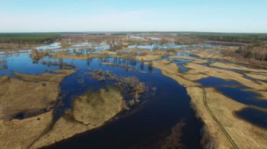 4 k. uçuş Bahar, hava panoramik görünümü'nde sular altında mavi nehir üzerinde.