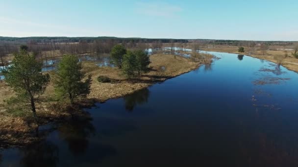 4K. Voo sobre o rio azul inundado na primavera, vista panorâmica aérea . — Vídeo de Stock