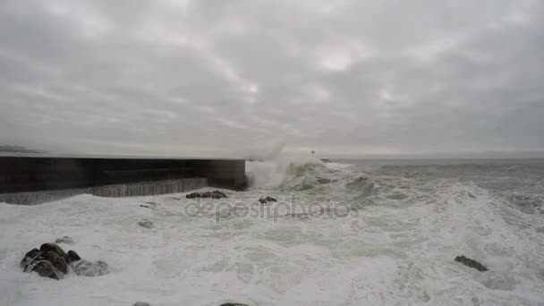 4K. Tempestade e farol no oceano. Ondas enormes cobrem tudo. Portugal, cidade do Porto . — Vídeo de Stock